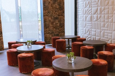 Menu posé sur une table ronde dans un bar élégant avec un comptoir éclairé en arrière-plan.