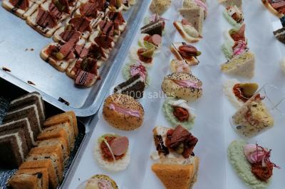 Plateau de fromages variés comprenant des morceaux de brie, de fromage bleu, de chèvre et des cubes de fromage à pâte dure.