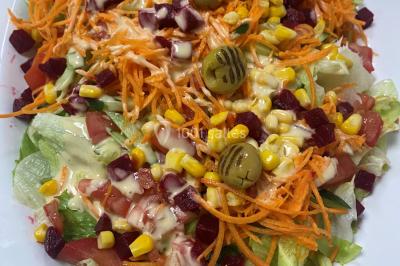 Plateau de fromages variés comprenant des morceaux de brie, de fromage bleu, de chèvre et des cubes de fromage à pâte dure.