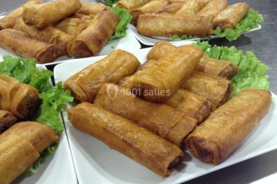 Plateau de fromages variés comprenant des morceaux de brie, de fromage bleu, de chèvre et des cubes de fromage à pâte dure.