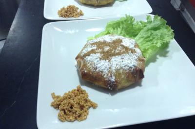 Plateau de fromages variés comprenant des morceaux de brie, de fromage bleu, de chèvre et des cubes de fromage à pâte dure.