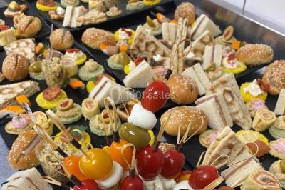 Plateau de fromages variés comprenant des morceaux de brie, de fromage bleu, de chèvre et des cubes de fromage à pâte dure.