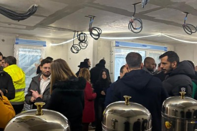 Plateaux garnis de divers amuse-bouches, sandwichs, brochettes et bouchées apéritives disposés sur une table.