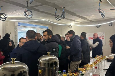 Plateaux garnis de divers amuse-bouches, sandwichs, brochettes et bouchées apéritives disposés sur une table.