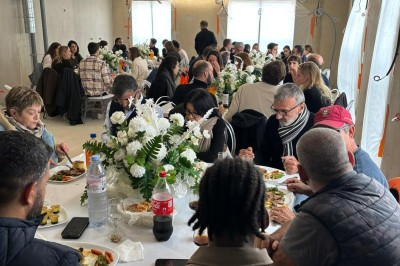 Plateaux garnis de divers amuse-bouches, sandwichs, brochettes et bouchées apéritives disposés sur une table.