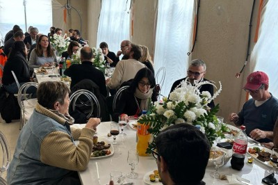 Plateaux garnis de divers amuse-bouches, sandwichs, brochettes et bouchées apéritives disposés sur une table.