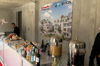 Plateaux garnis de divers amuse-bouches, sandwichs, brochettes et bouchées apéritives disposés sur une table.