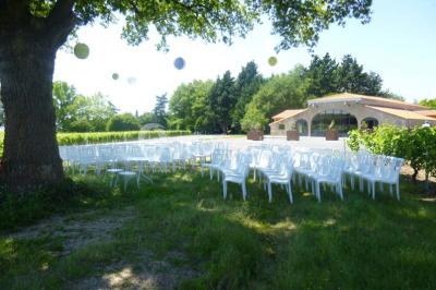 Logo du Jardin Leray avec un dessin stylisé d'arbre blanc et vert sur fond marron, accompagné du texte ’Gîte et Réceptions’.