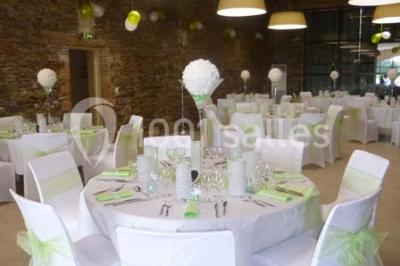 Logo du Jardin Leray avec un dessin stylisé d'arbre blanc et vert sur fond marron, accompagné du texte ’Gîte et Réceptions’.