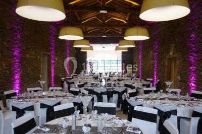 Logo du Jardin Leray avec un dessin stylisé d'arbre blanc et vert sur fond marron, accompagné du texte ’Gîte et Réceptions’.