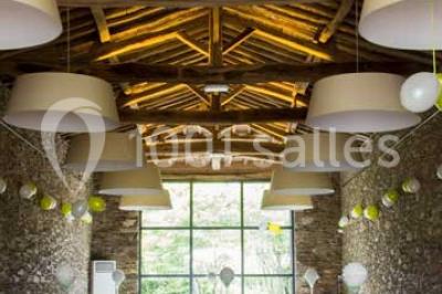 Logo du Jardin Leray avec un dessin stylisé d'arbre blanc et vert sur fond marron, accompagné du texte ’Gîte et Réceptions’.