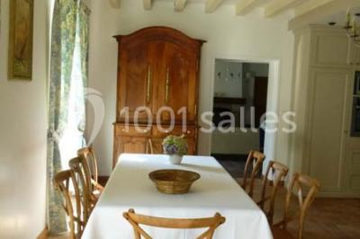 Logo du Jardin Leray avec un dessin stylisé d'arbre blanc et vert sur fond marron, accompagné du texte ’Gîte et Réceptions’.