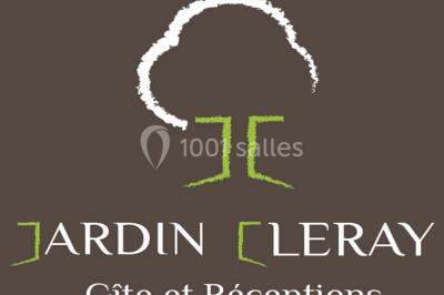 Logo du Jardin Leray avec un dessin stylisé d'arbre blanc et vert sur fond marron, accompagné du texte ’Gîte et Réceptions’.