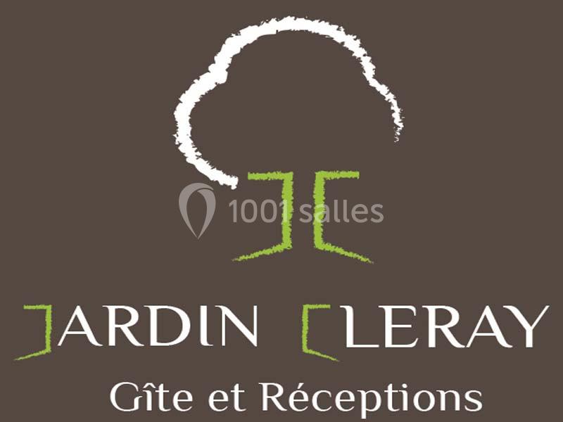 Logo du Jardin Leray avec un dessin stylisé d'arbre blanc et vert sur fond marron, accompagné du texte ’Gîte et Réceptions’.