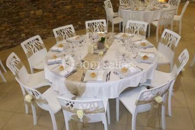 Logo du Jardin Leray avec un dessin stylisé d'arbre blanc et vert sur fond marron, accompagné du texte ’Gîte et Réceptions’.