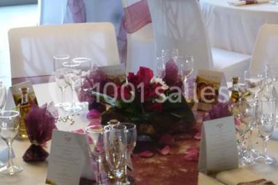 Logo du Jardin Leray avec un dessin stylisé d'arbre blanc et vert sur fond marron, accompagné du texte ’Gîte et Réceptions’.