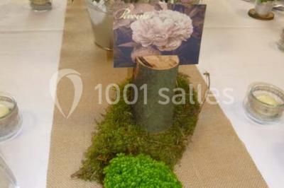 Logo du Jardin Leray avec un dessin stylisé d'arbre blanc et vert sur fond marron, accompagné du texte ’Gîte et Réceptions’.