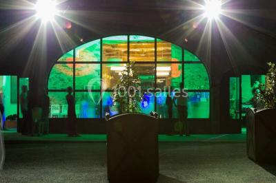 Logo du Jardin Leray avec un dessin stylisé d'arbre blanc et vert sur fond marron, accompagné du texte ’Gîte et Réceptions’.