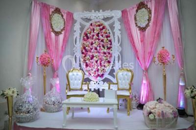 Logo en noir et blanc avec le mot ’Elysée’ en écriture cursive, accompagné de cinq étoiles au-dessus.