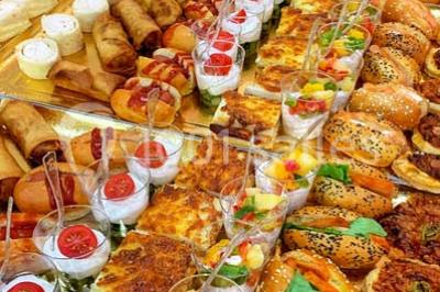 Logo en noir et blanc avec le mot ’Elysée’ en écriture cursive, accompagné de cinq étoiles au-dessus.