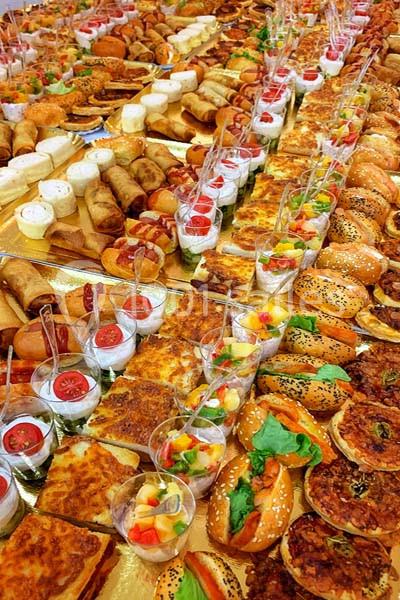 Buffet varié composé de mini-sandwichs, quiches, verrines, feuilletés et autres amuse-bouches colorés.