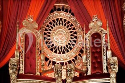 Logo en noir et blanc avec le mot ’Elysée’ en écriture cursive, accompagné de cinq étoiles au-dessus.