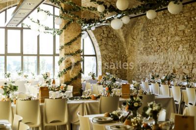 Un concert en plein air au coucher du soleil, avec un public assis devant une scène entourée de verdure.