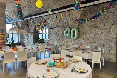 Miniature Location salle Montéléger (Drôme) - Orangerie du Château de Montéléger #10 Salle décorée pour une fête d'anniversaire avec des tables rondes dressées, des guirlandes colorées et un ballon ’40’.