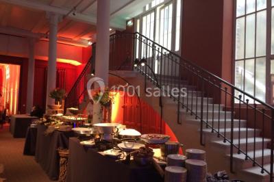 Entrée d'une voie privée bordée de végétation, avec des panneaux d'information et des bâtiments en arrière-plan.