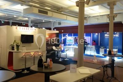 Entrée d'une voie privée bordée de végétation, avec des panneaux d'information et des bâtiments en arrière-plan.