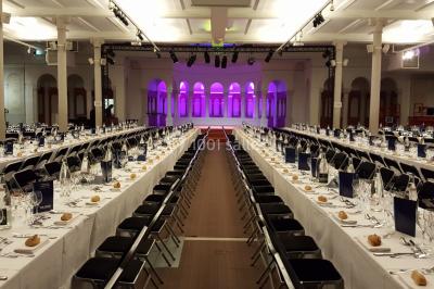 Entrée d'une voie privée bordée de végétation, avec des panneaux d'information et des bâtiments en arrière-plan.