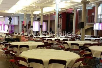 Entrée d'une voie privée bordée de végétation, avec des panneaux d'information et des bâtiments en arrière-plan.