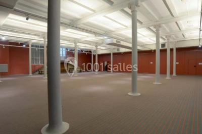 Entrée d'une voie privée bordée de végétation, avec des panneaux d'information et des bâtiments en arrière-plan.