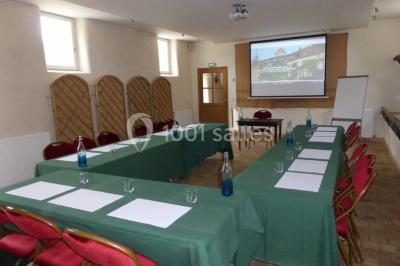 Armoire en bois ouverte contenant des verres, assiettes, bols, carafes et paniers soigneusement rangés sur des étagères.