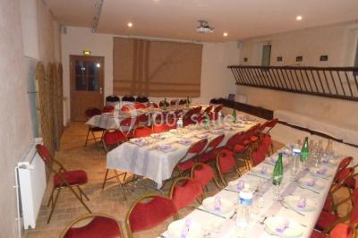 Armoire en bois ouverte contenant des verres, assiettes, bols, carafes et paniers soigneusement rangés sur des étagères.