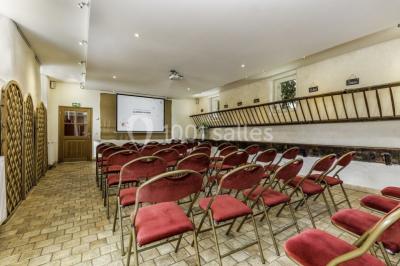 Armoire en bois ouverte contenant des verres, assiettes, bols, carafes et paniers soigneusement rangés sur des étagères.
