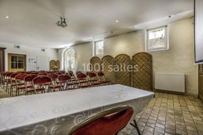 Armoire en bois ouverte contenant des verres, assiettes, bols, carafes et paniers soigneusement rangés sur des étagères.