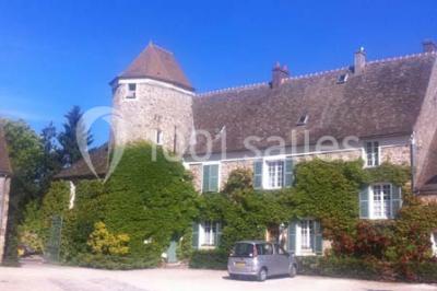 Armoire en bois ouverte contenant des verres, assiettes, bols, carafes et paniers soigneusement rangés sur des étagères.