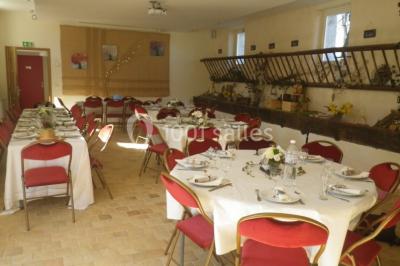 Armoire en bois ouverte contenant des verres, assiettes, bols et carafes, organisée sur plusieurs étagères.