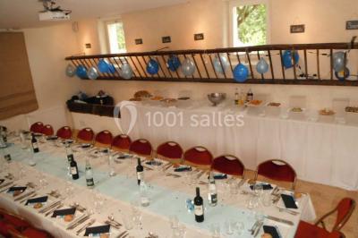 Armoire en bois ouverte contenant des verres, assiettes, bols et carafes, organisée sur plusieurs étagères.