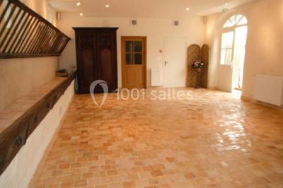 Armoire en bois ouverte contenant des verres, assiettes, bols et carafes, organisée sur plusieurs étagères.