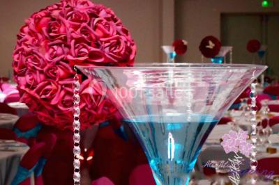 Salle de réception avec bar éclairé par des lumières colorées et invités rassemblés dans une ambiance tamisée.