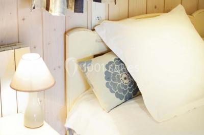 Lavabo avec plan en bois, sèche-serviettes mural, douche avec paroi vitrée et carrelage sombre.