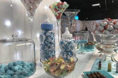 Salle de conférence avec des rangées de chaises vides, éclairée par des guirlandes lumineuses sur les murs.