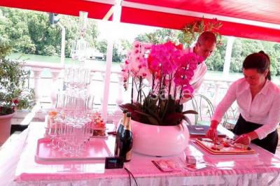 Décoration intérieure avec comptoir en marbre, plantes, ballons dorés et blancs disposés sur une structure décorative.