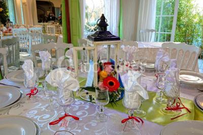 Décoration intérieure avec comptoir en marbre, plantes, ballons dorés et blancs disposés sur une structure décorative.