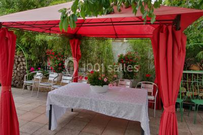 Décoration intérieure avec comptoir en marbre, plantes, ballons dorés et blancs disposés sur une structure décorative.