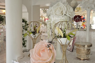 Miniature Location salle Athis-Mons (Essonne) - La Bella Vita #34 Décoration intérieure avec une tour Eiffel blanche ornée de fleurs, entourée de plantes et d'éléments floraux.