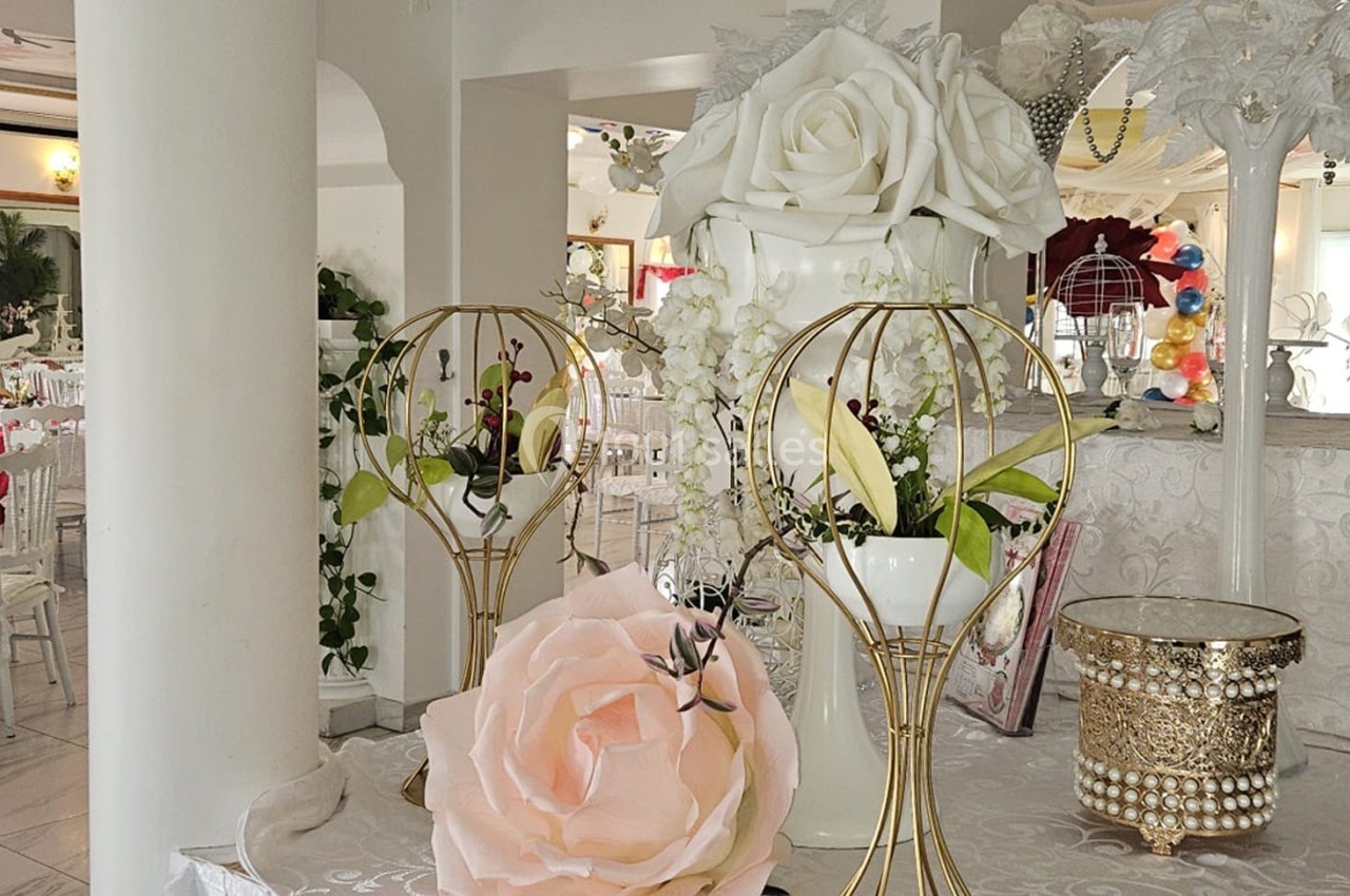 Location salle Athis-Mons (Essonne) - La Bella Vita #34 Salle de réception décorée avec des fleurs, des tables dressées et des éléments décoratifs élégants.