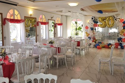 Miniature Location salle Athis-Mons (Essonne) - La Bella Vita #4 Décoration intérieure avec une tour Eiffel blanche ornée de fleurs, entourée de plantes et d'éléments floraux.